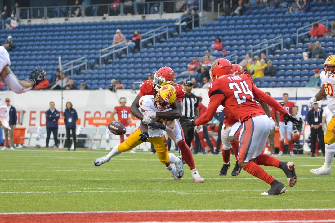 New Jersey Generals quarterback De'Andre Johnson (1) scrambles